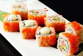 刷爆青島朋友圈的網(wǎng)紅緣一壽司顏值逆天 還要免費(fèi)請(qǐng)你吃壽司船